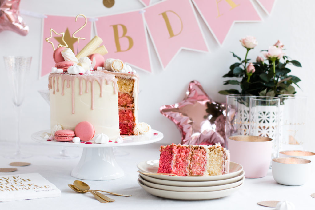 Gâteau d'anniversaire Candy Drip Cake aux framboises et à la noix de coco |  dame dessert