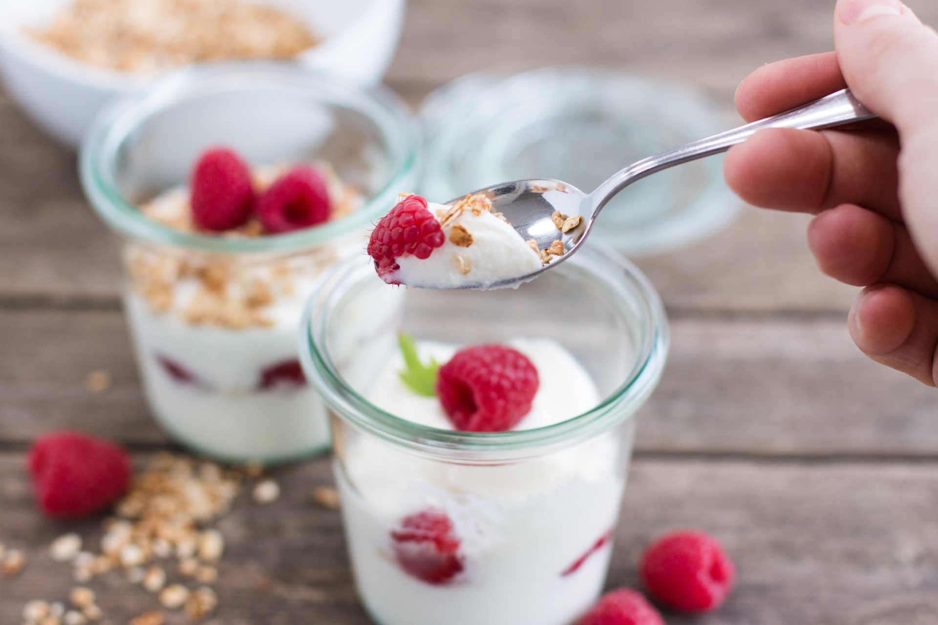 Joghurt-Mousse mit Himbeeren &amp; Hafer-Crunch | Madame Dessert