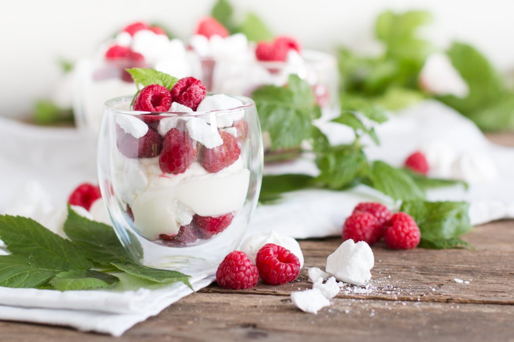 Joghurt-Mousse mit Himbeeren &amp; Hafer-Crunch | Madame Dessert