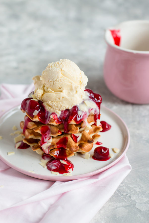 Knusprige Waffeln mit heißen Kirschen &amp; Vanilleeis | Madame Dessert