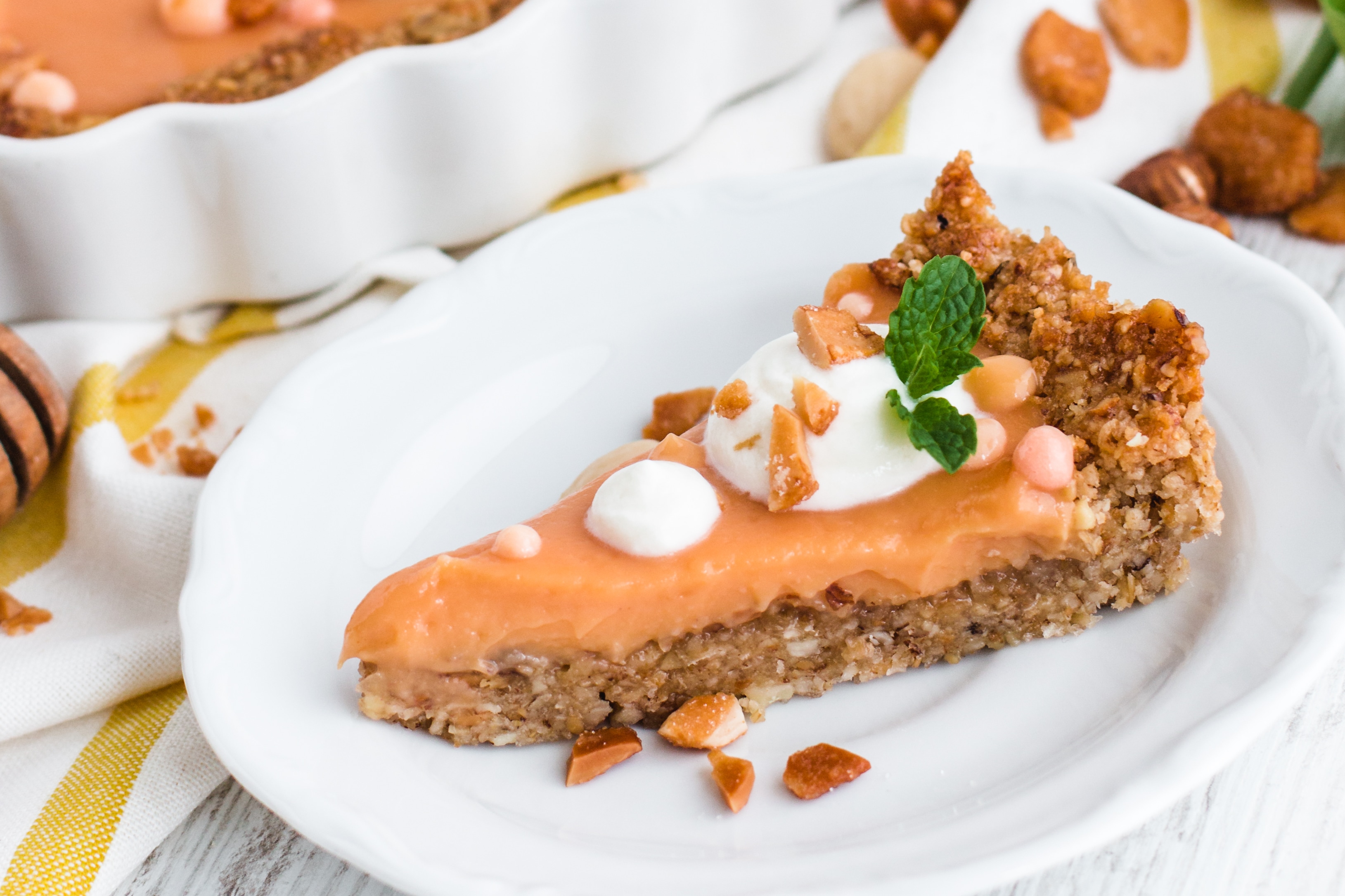 Honig-Nuss-Tarte mit Zitrus Curd und Honig-Mousse | Madame Dessert