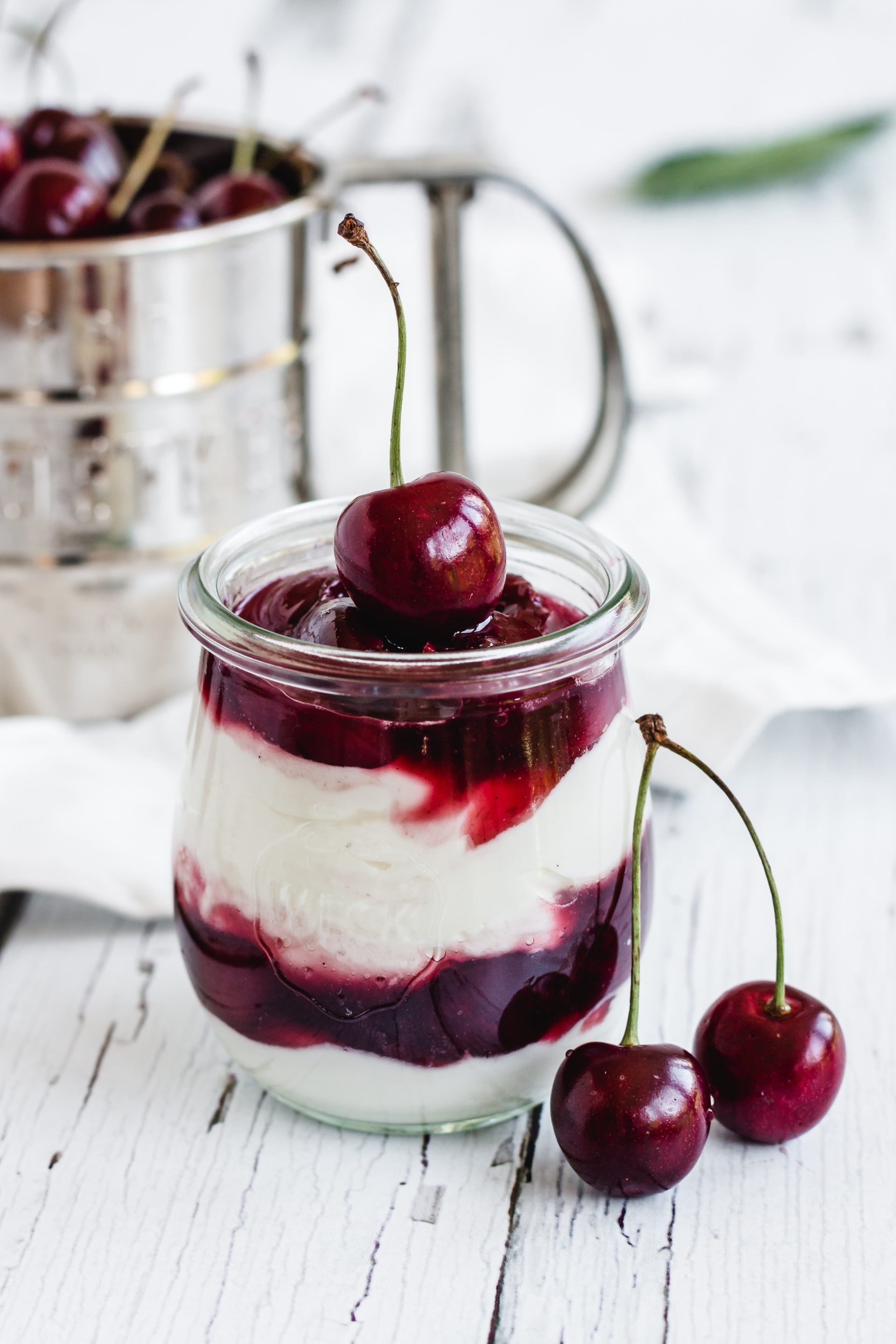 Schnelles Kirsch Dessert im Glas mit QuarkCreme Madame