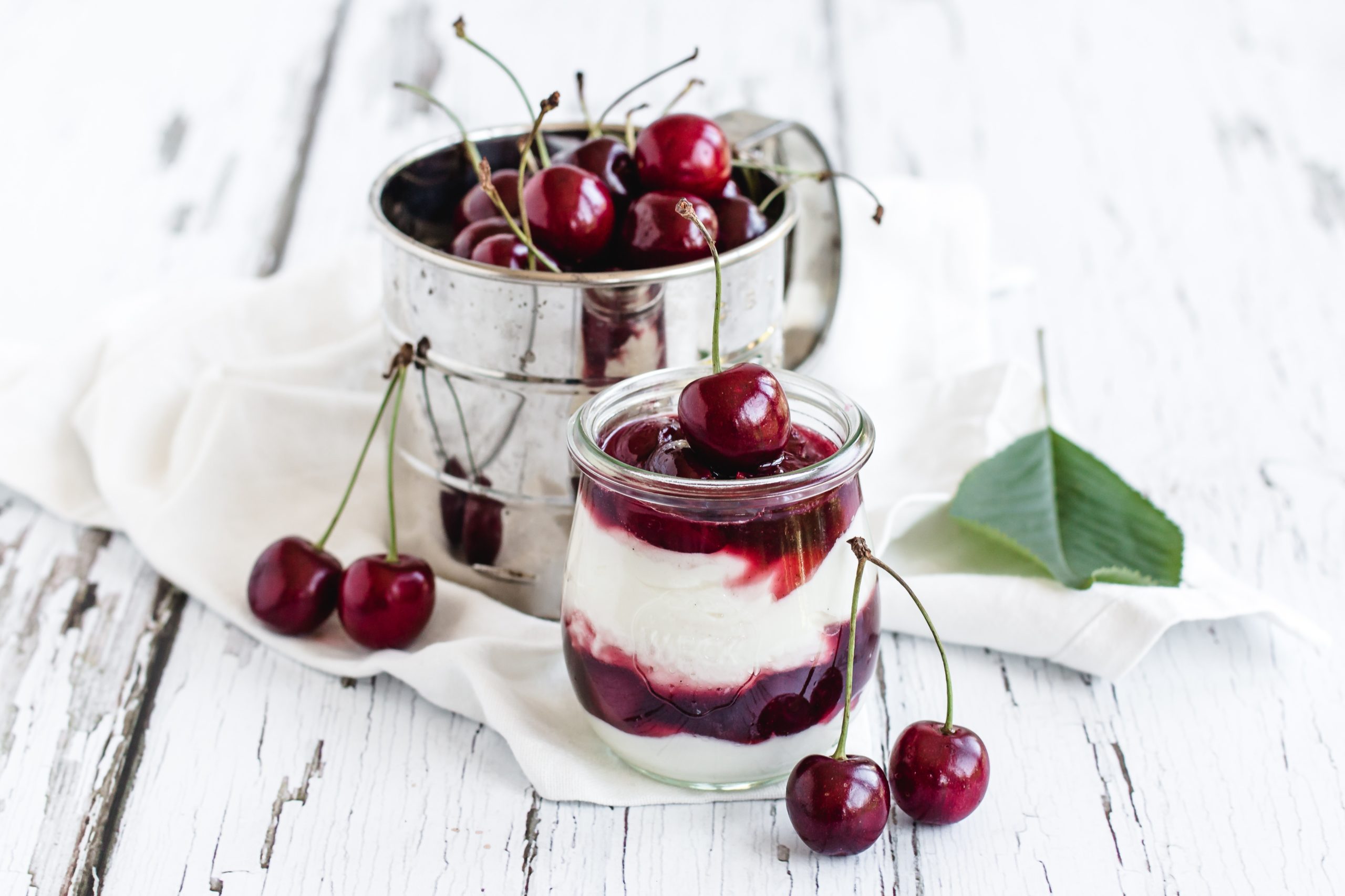 Schnelles Kirsch Dessert im Glas mit Quark-Creme | Madame Dessert