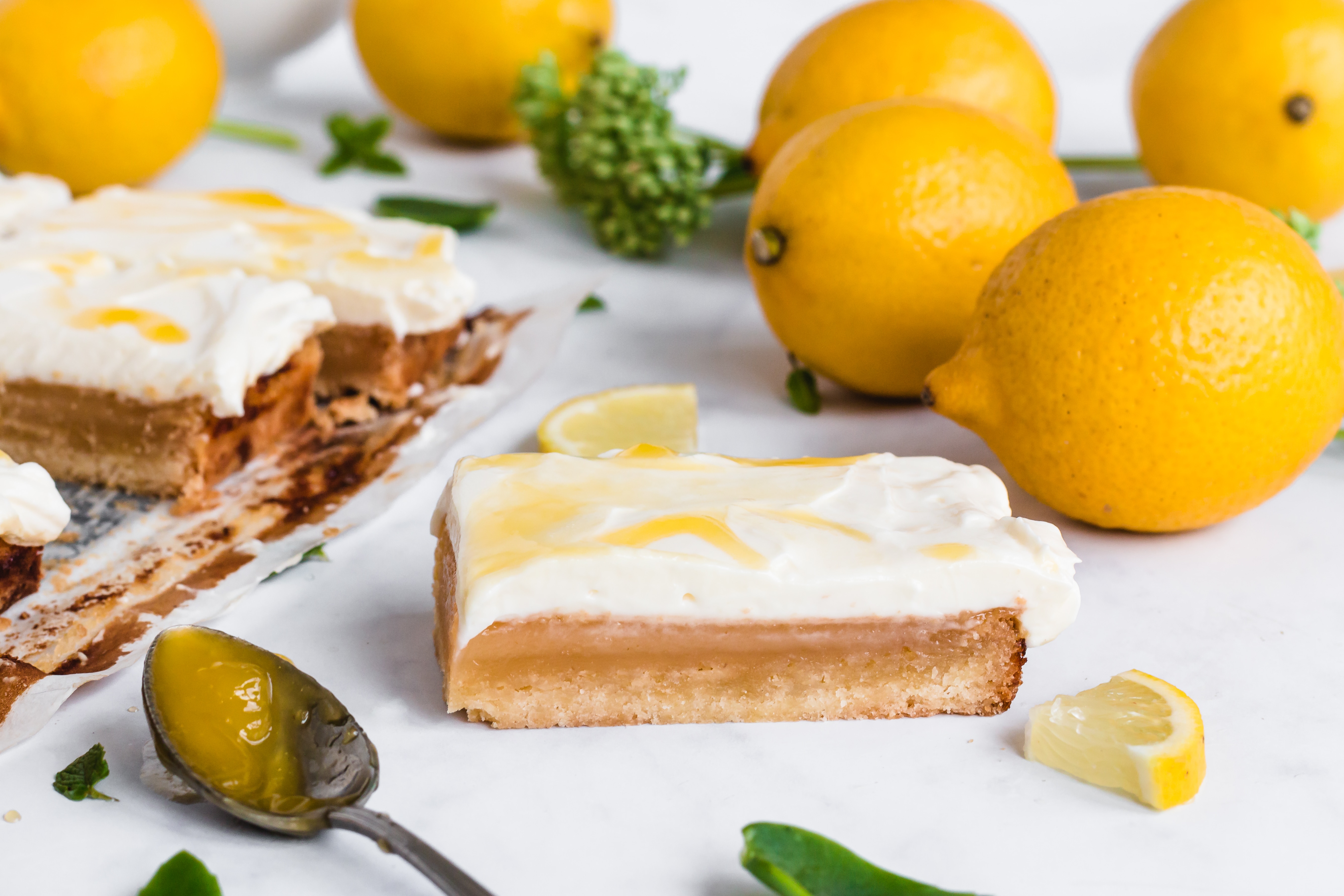Fruchtige Zitronenschnitten mit Frischkäse Topping & Lemon Curd | Madame Dessert