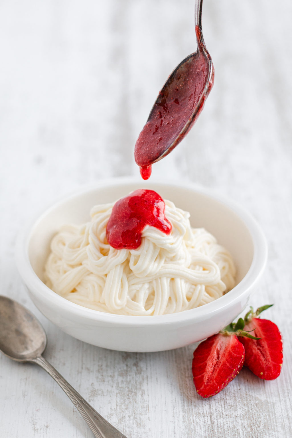 Spaghetti Ice Cream Cheesecake Dessert avec sauce aux fraises |  dame dessert