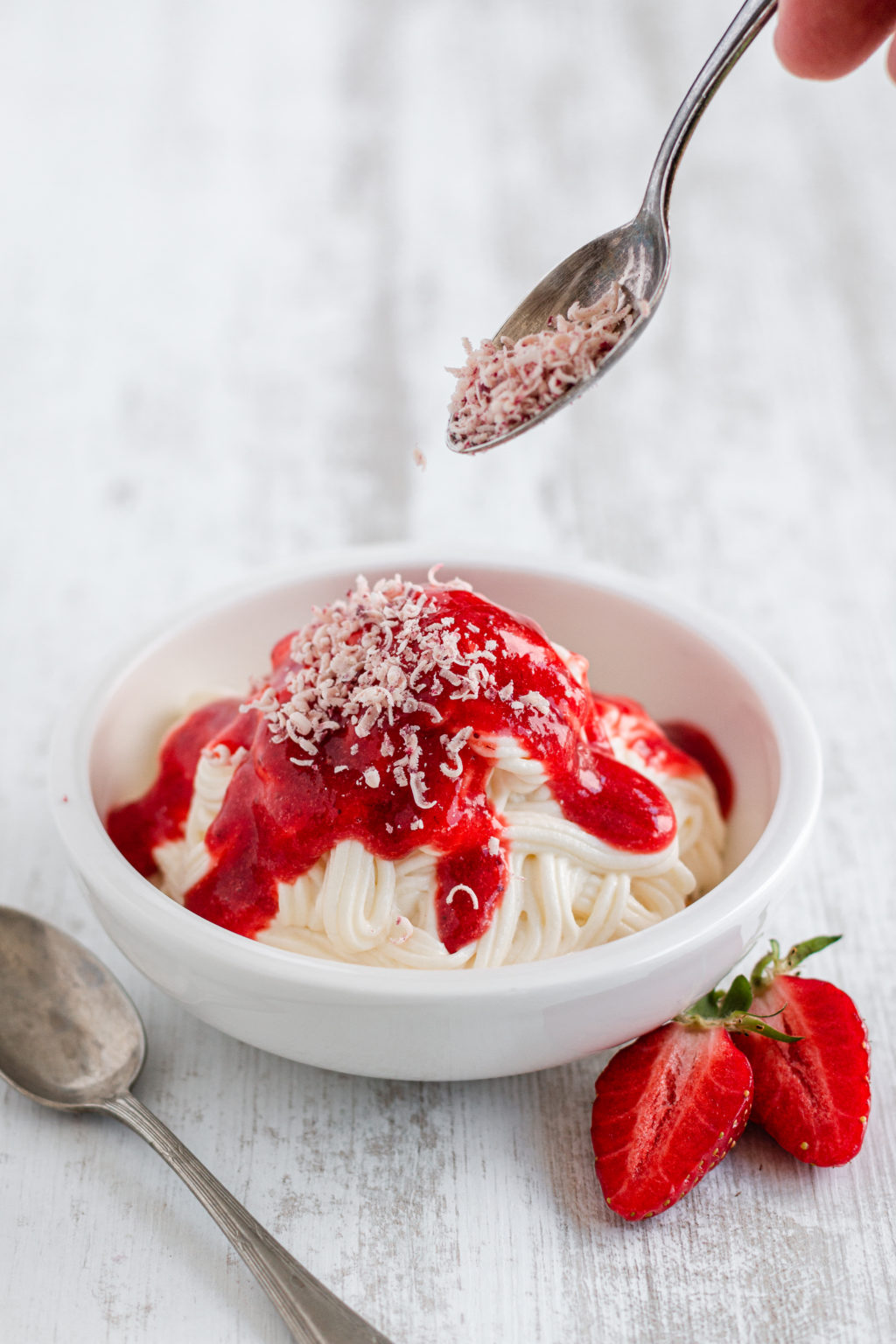 Spaghetti Ice Cream Cheesecake Dessert avec sauce aux fraises |  dame dessert