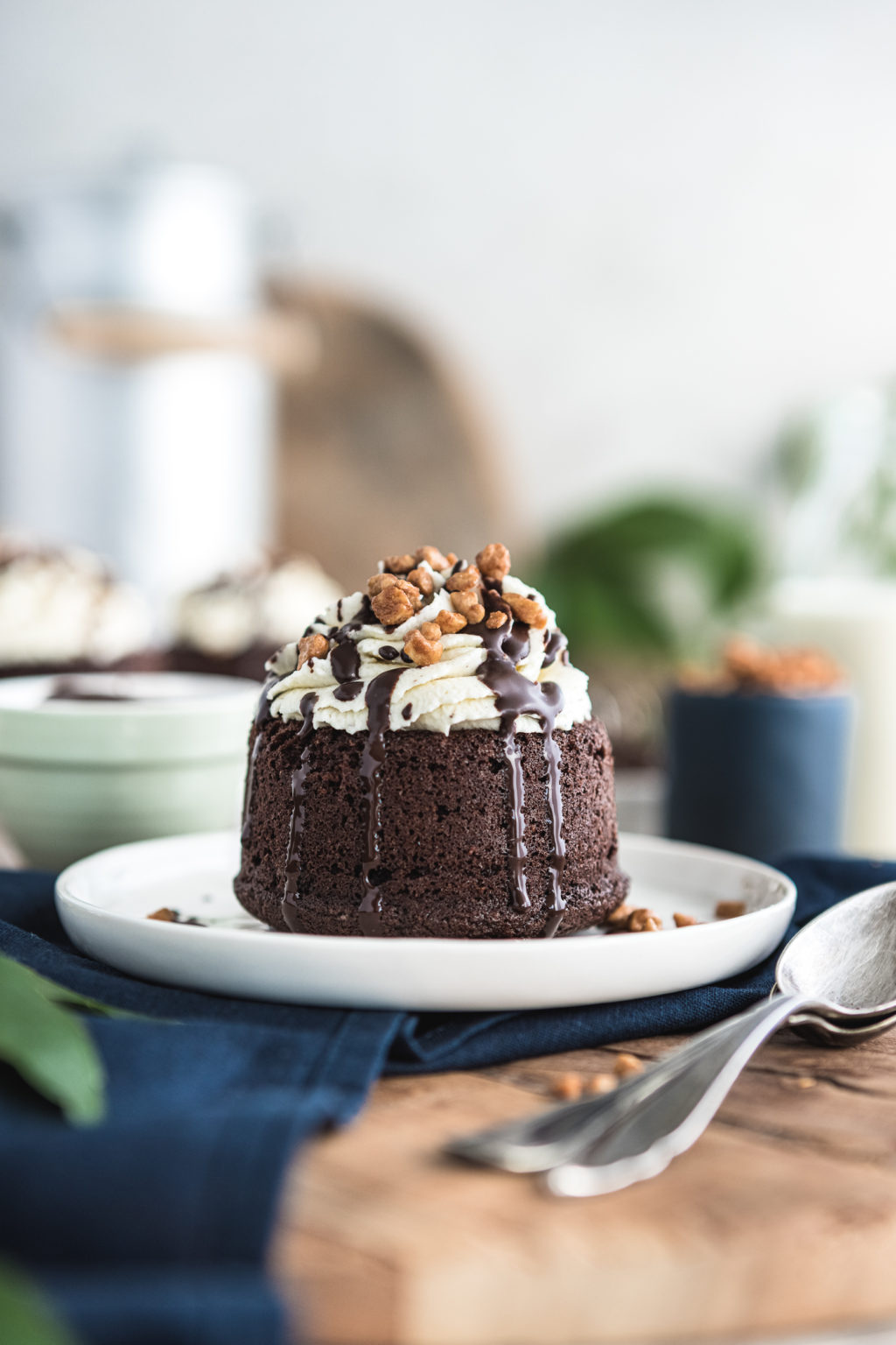 Gâteau de lave au chocolat facile - Mini gâteaux remplis d'un noyau de pouding crémeux et d'une garniture à la crème |  dame dessert