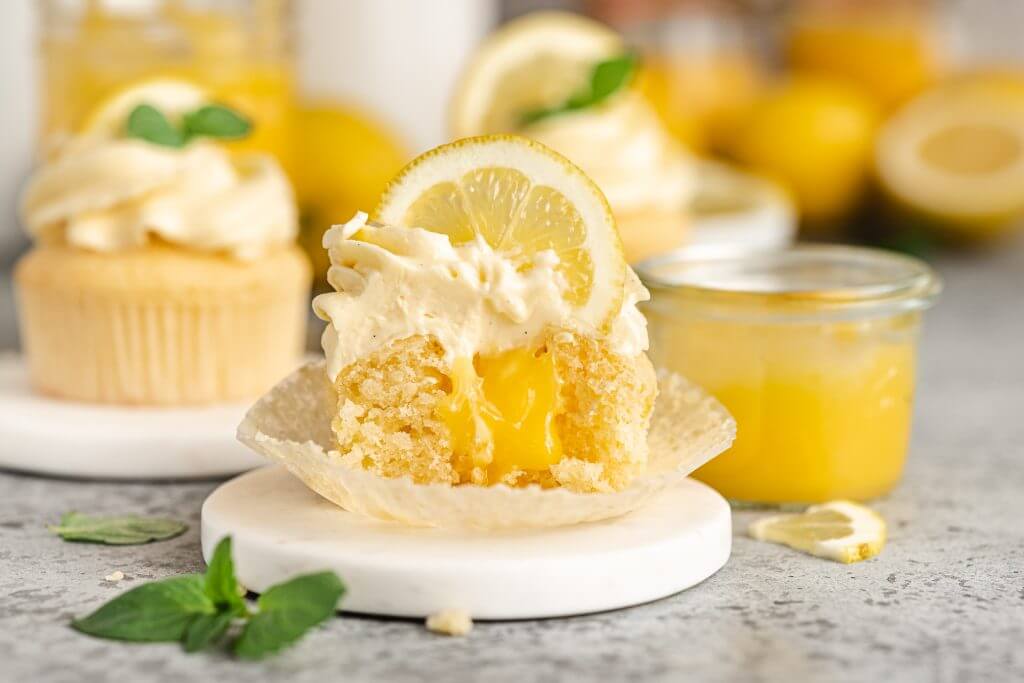 Zitronen Cupcakes mit Lemon Curd &amp; Frischkäse Frosting