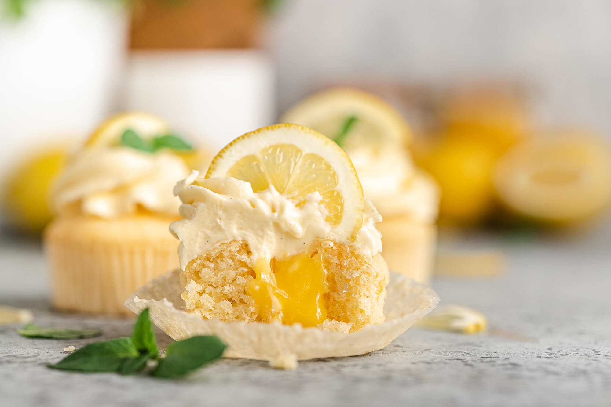 Zitronen Cupcakes mit Lemon Curd &amp; Frischkäse Frosting
