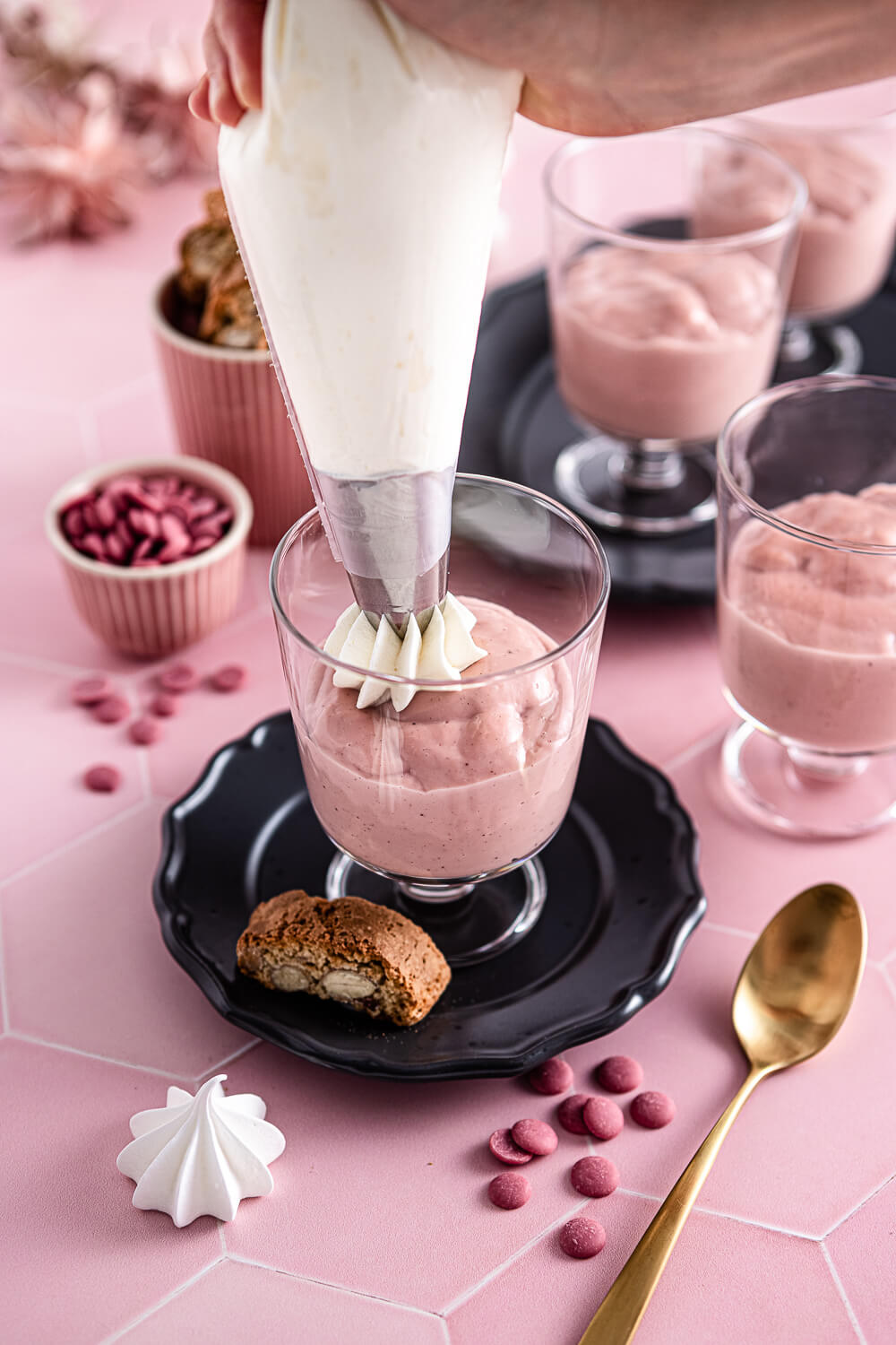 Pudding au chocolat rose avec chocolat rubis |  dame dessert